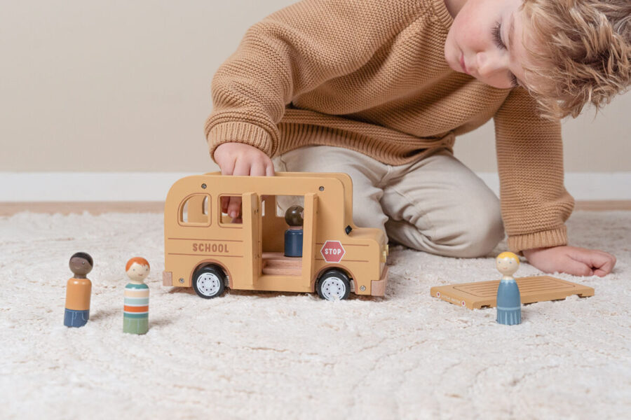 Little Dutch Schoolbus with figures FSC 8023